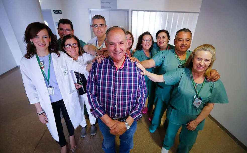 Antono Fernández, arropado por el equipo de la doctora María Inmaculada Gascón (izquierda)