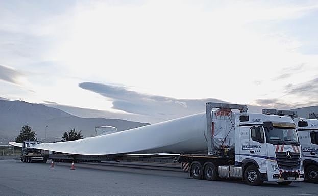 Llegada al puerto de Motril de la primera pala de 74 metros de largo. 