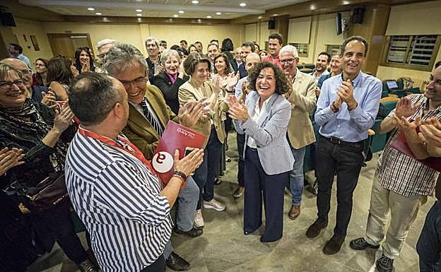 Pilar Arnada y sus compañeros aplauden felices al término del recuento.