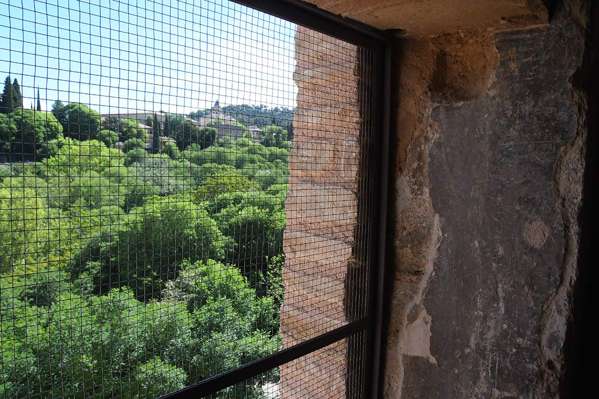 Las Torres Bermejas recuperan parte de su esencia y muestran sus estructuras originales tras las obras de restauración que acaban de finalizar en su primera fase, previa para convertirse en un centro cultural y expositivo.