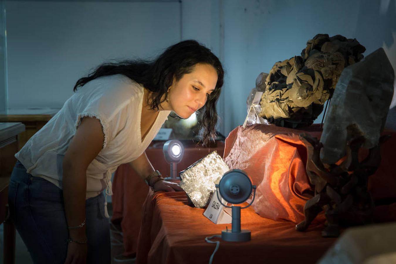 La Facultad de Ciencias de la Universidad de Granada acoge la exposición 'Cristales, un mundo por descubrir', donde se pueden observar increíbles piezas de cristal extraídas de la naturaleza. También paneles explicativos sobre la relevancia de la cristalización en las investigaciones científicas y los usos industriales.