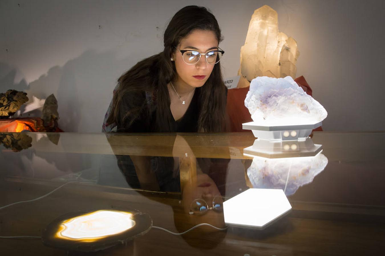 La Facultad de Ciencias de la Universidad de Granada acoge la exposición 'Cristales, un mundo por descubrir', donde se pueden observar increíbles piezas de cristal extraídas de la naturaleza. También paneles explicativos sobre la relevancia de la cristalización en las investigaciones científicas y los usos industriales.