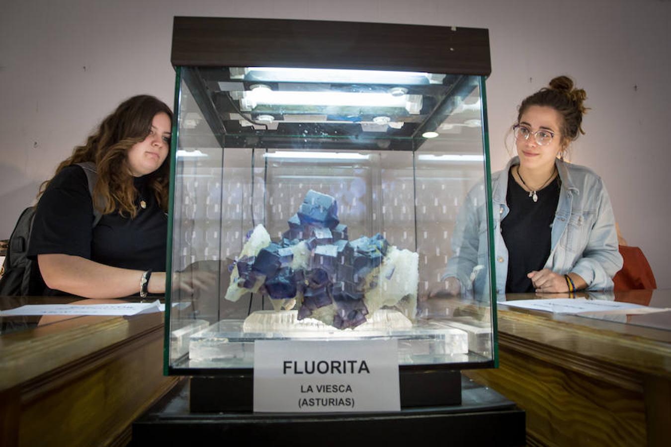 La Facultad de Ciencias de la Universidad de Granada acoge la exposición 'Cristales, un mundo por descubrir', donde se pueden observar increíbles piezas de cristal extraídas de la naturaleza. También paneles explicativos sobre la relevancia de la cristalización en las investigaciones científicas y los usos industriales.