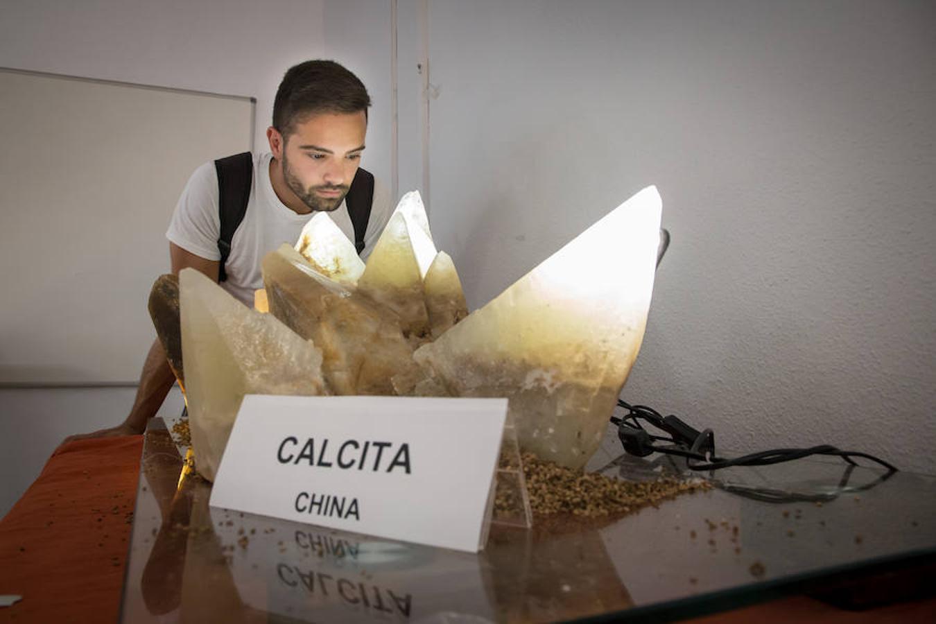 La Facultad de Ciencias de la Universidad de Granada acoge la exposición 'Cristales, un mundo por descubrir', donde se pueden observar increíbles piezas de cristal extraídas de la naturaleza. También paneles explicativos sobre la relevancia de la cristalización en las investigaciones científicas y los usos industriales.