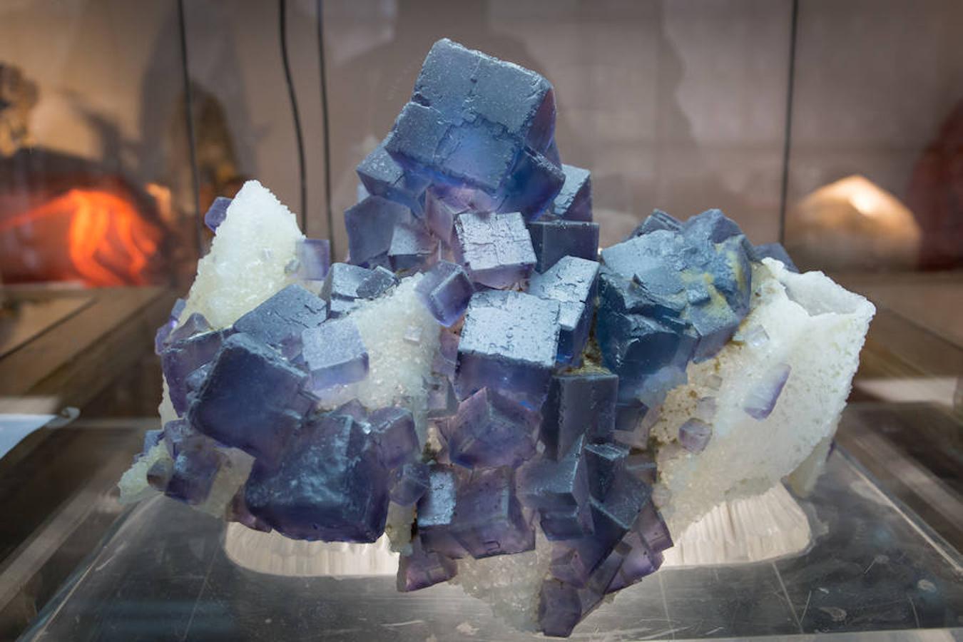 La Facultad de Ciencias de la Universidad de Granada acoge la exposición 'Cristales, un mundo por descubrir', donde se pueden observar increíbles piezas de cristal extraídas de la naturaleza. También paneles explicativos sobre la relevancia de la cristalización en las investigaciones científicas y los usos industriales.