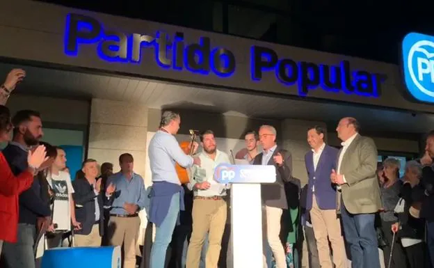 Presentación del himno con Sebastián Pérez y Juanma Moreno, presidente de la Junta de Andalucía. 