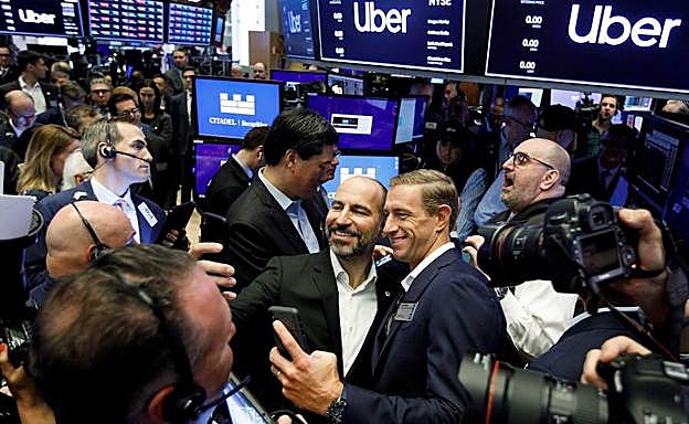 El director ejecutivo de Uber, Dara Khosrowshahi (c), junto a uno de sus cofundadores durante la salida a bolsa de la empresa.