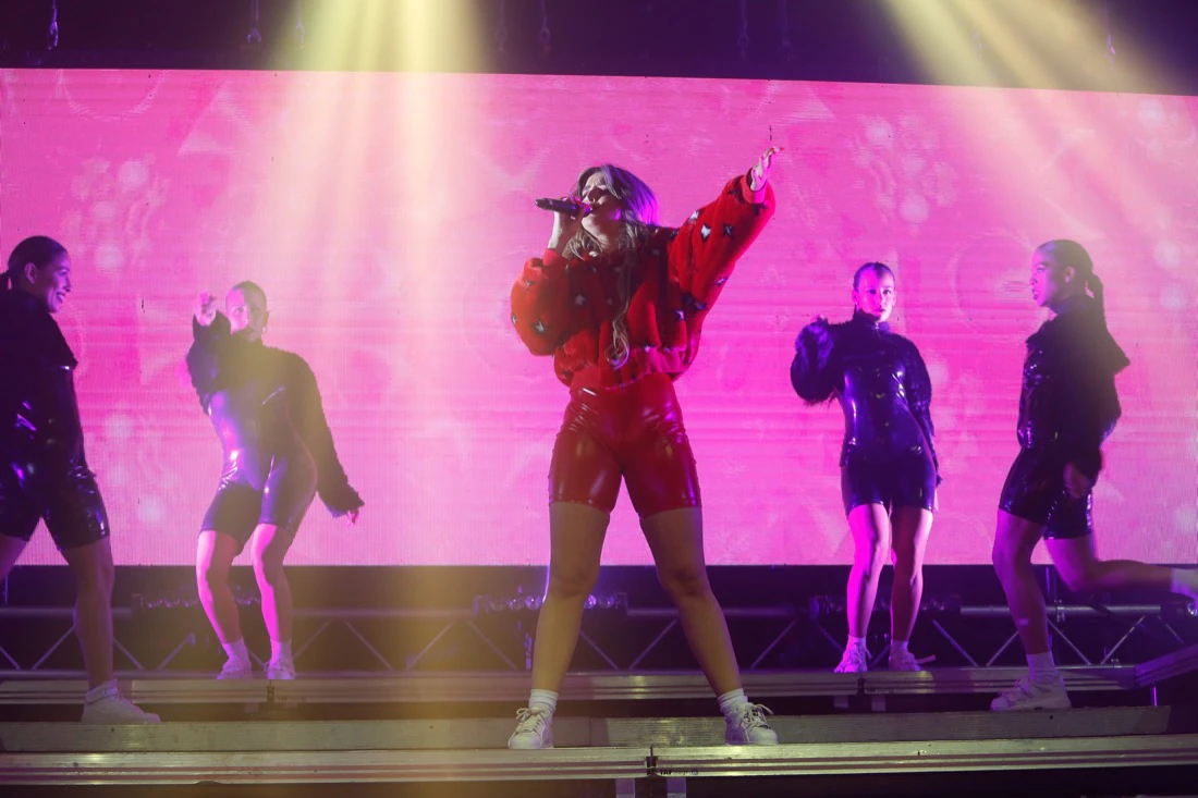 Lola Índigo cumplió con las expectativas durante su concierto de anoche en el Palacio de Congresos, en el que presentó los temas de su nuevo disco, 'Akelarre', una fusión intensa de baile y voz de esta artista de Huétor Tájar que triunfa gracias a su decidida entrega al espectáculo. La cantante se muestra segura, madura y potente en el escenario.