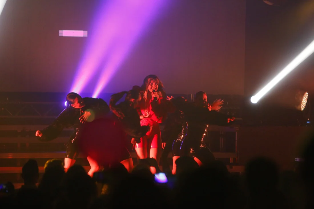 Lola Índigo cumplió con las expectativas durante su concierto de anoche en el Palacio de Congresos, en el que presentó los temas de su nuevo disco, 'Akelarre', una fusión intensa de baile y voz de esta artista de Huétor Tájar que triunfa gracias a su decidida entrega al espectáculo. La cantante se muestra segura, madura y potente en el escenario.