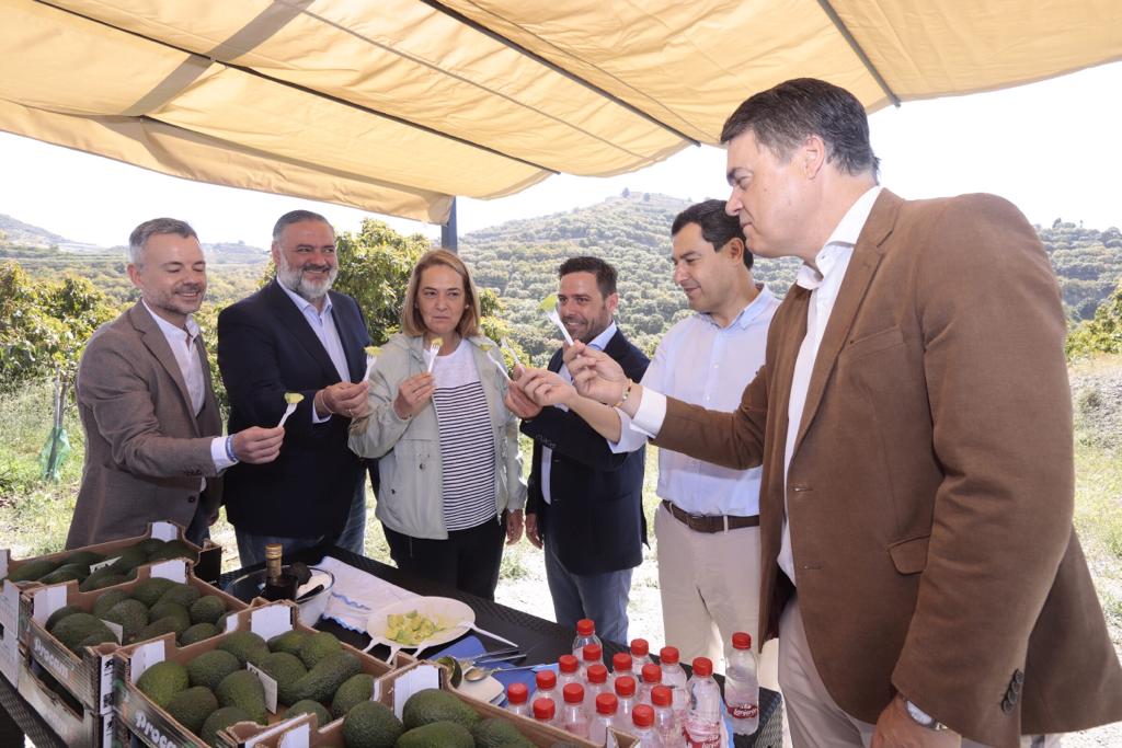 El presidente de la Junta de Andalucía ha estado en la ciudad costera, donde ha estado con la candidata popular 