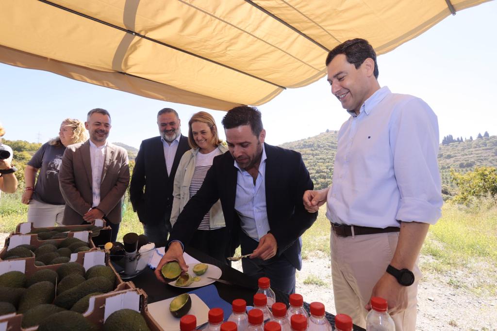 El presidente de la Junta de Andalucía ha estado en la ciudad costera, donde ha estado con la candidata popular 