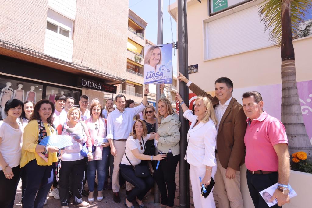 El presidente de la Junta de Andalucía ha estado en la ciudad costera, donde ha estado con la candidata popular 