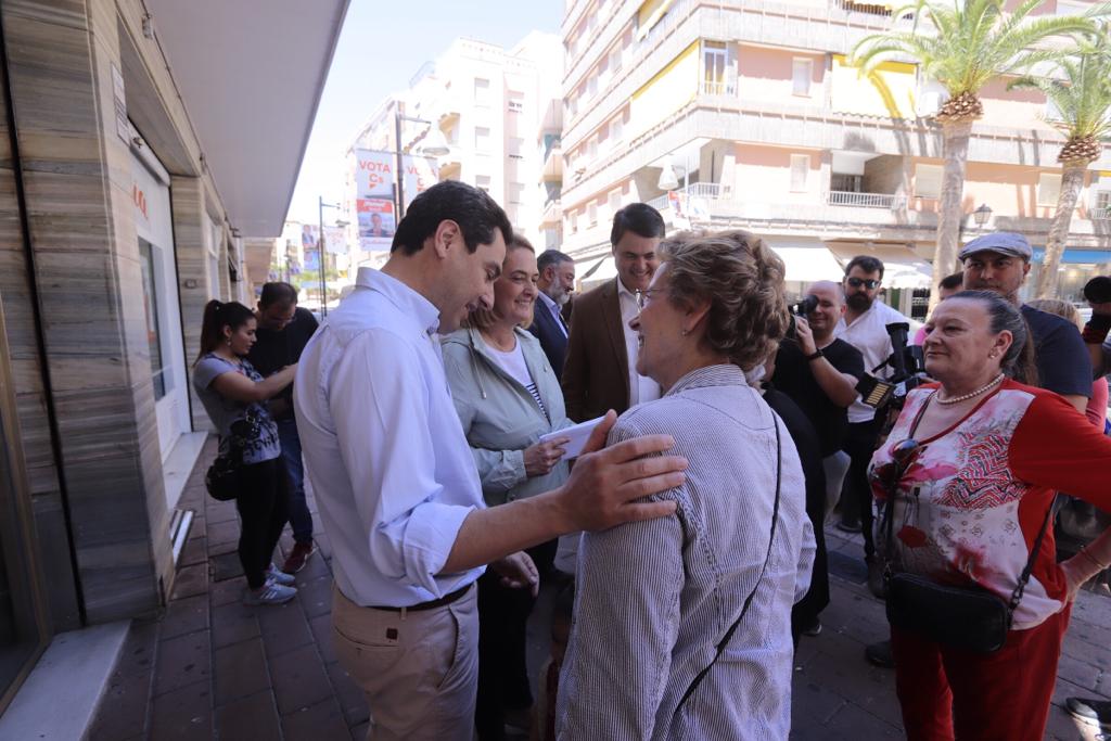 El presidente de la Junta de Andalucía ha estado en la ciudad costera, donde ha estado con la candidata popular 