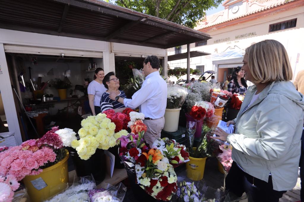 El presidente de la Junta de Andalucía ha estado en la ciudad costera, donde ha estado con la candidata popular 