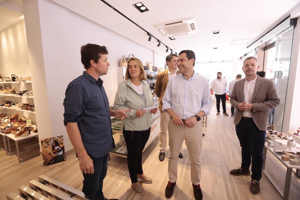 El presidente de la Junta de Andalucía ha estado en la ciudad costera, donde ha estado con la candidata popular 