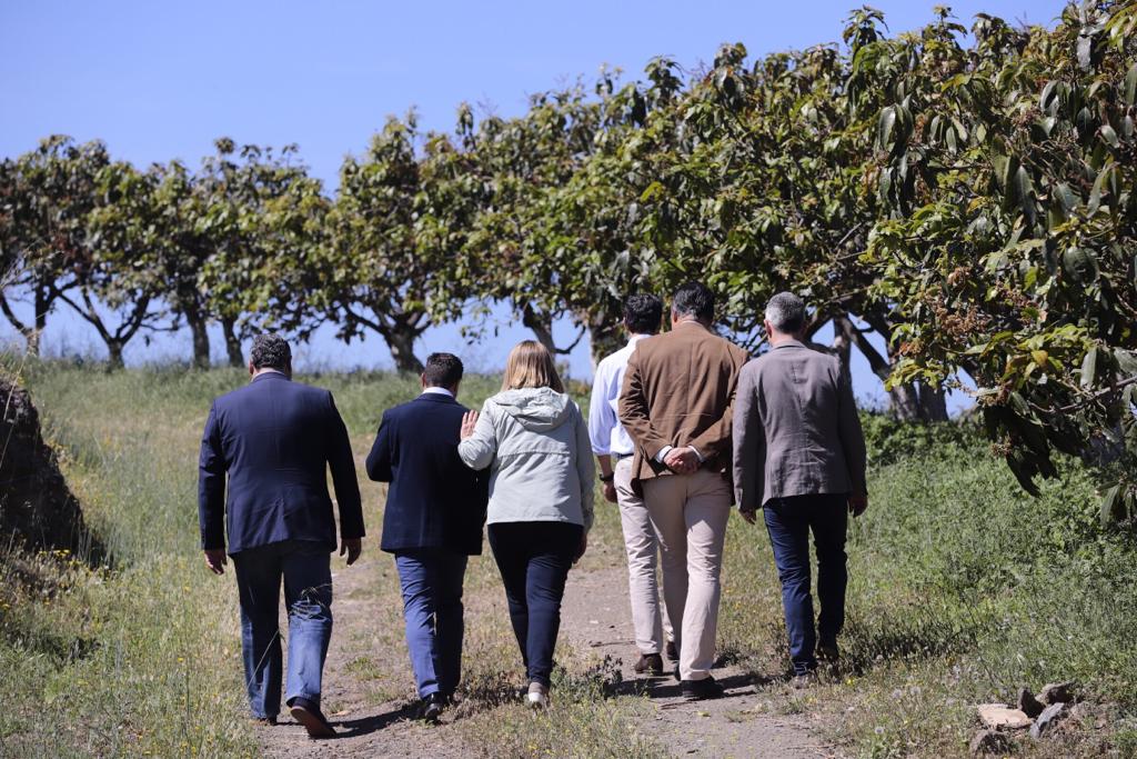 El presidente de la Junta de Andalucía ha estado en la ciudad costera, donde ha estado con la candidata popular 