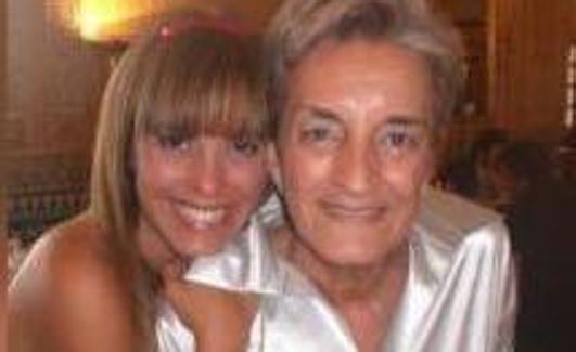 Mónica, junto a su madre, en su foto de perfil de WhatsApp.