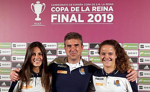 El entrenador de la Real Sociedad, Gonzalo Arconada, y sus jugadoras Nera Eizaguirre (d) y Marta Carmona (i). 