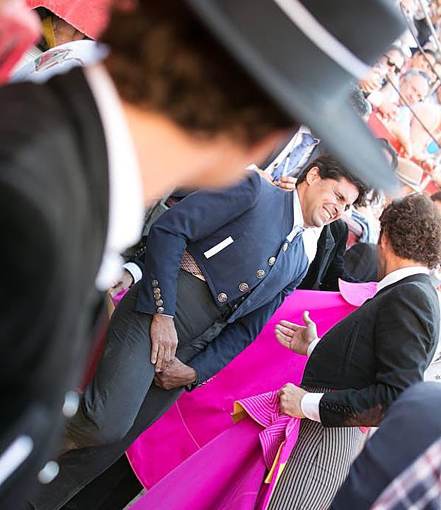 Paquirri se recupera del fuerte golpe en los genitales en el festival taurino Granadown