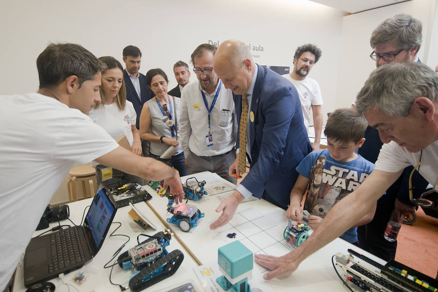 El Parque de las Ciencias de Granada celebró este sábado con una jornada de puertas abiertas su 24 aniversario y la 22 edición de la Feria de la Ciencia