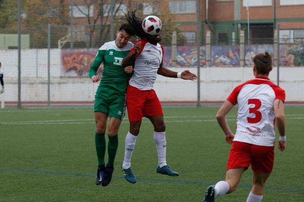 Un partido anterior del Atarfe en su campo.