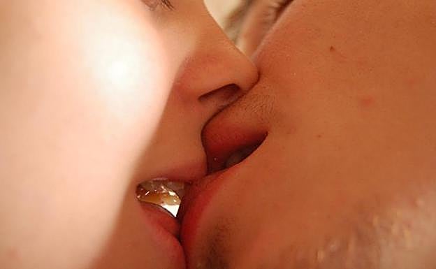 El 'beso francés', la desconocida vía de entrada de la gonorrea en la garganta