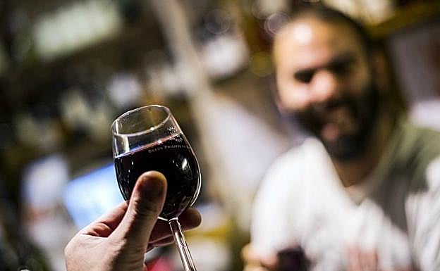 Los médicos de familia insisten: la copita de vino buena para la salud es un bulo