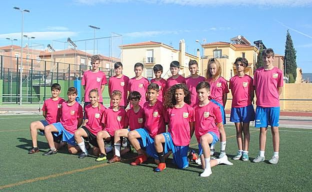 Imagen principal - Lucía y Laura se mimetizan dentro de un equipo infantil plagado de buenos talentos. Son referentes en el Ogíjares '89 y en la Selección. Lucía pelea por un balón.