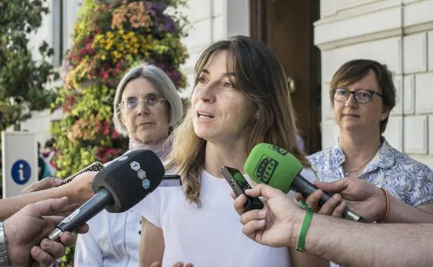 Marta Gutiérrez interviene ante los medios.