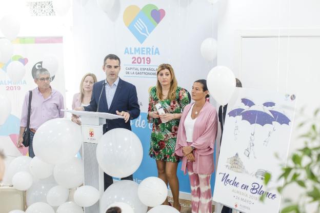 El alcalde de Almería, Ramón Fernández-Pacheco, en la presentación de la Noche en Blanco. 