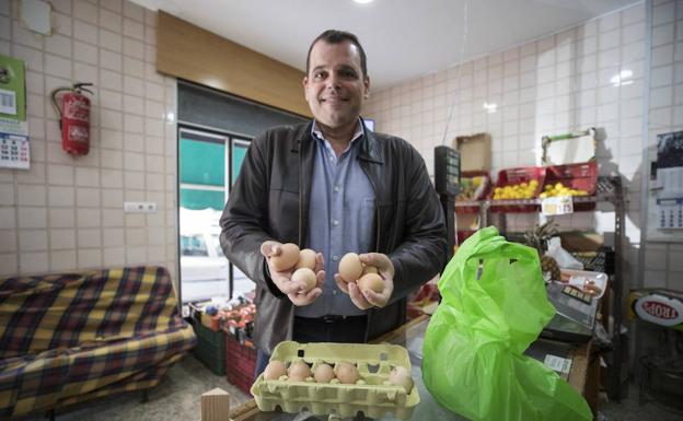 Onofre Miralles, en la tienda de ultramarinos de don Horacio, con el que tiene un acuerdo verbal para cuidar unas gallinas