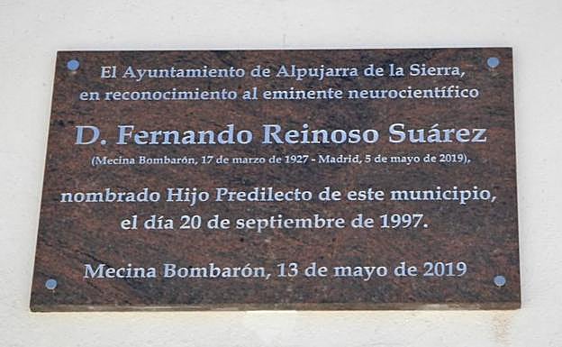 Alpujarra de la Sierra dedica una placa en reconocimiento al eminente neurocientífico Fernando Reinoso Suárez