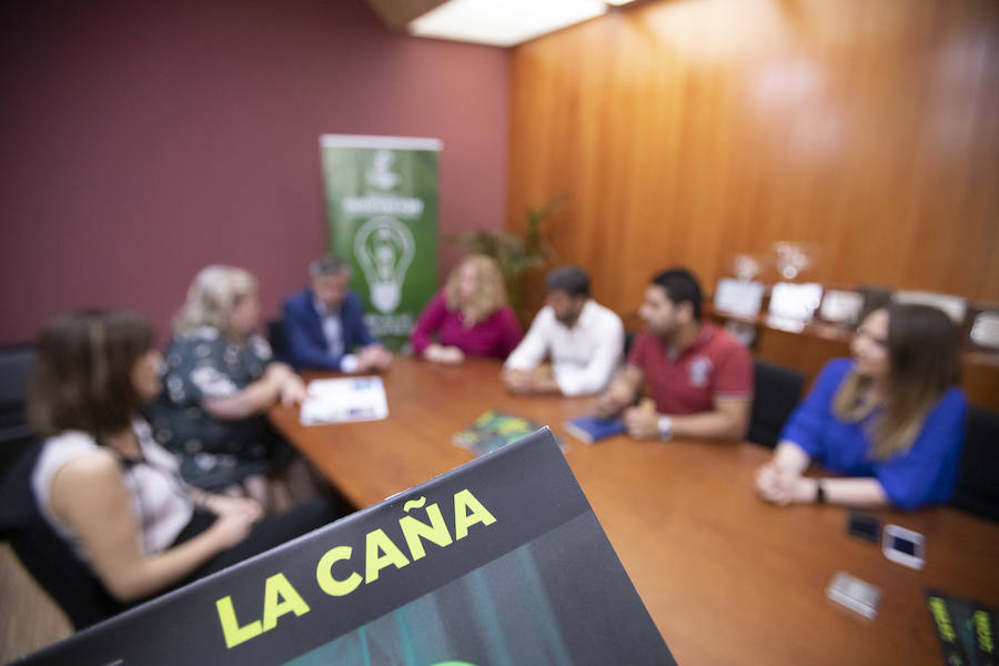 La eurodiputada visitó ayer el grupo La Caña junto a Flor Almón