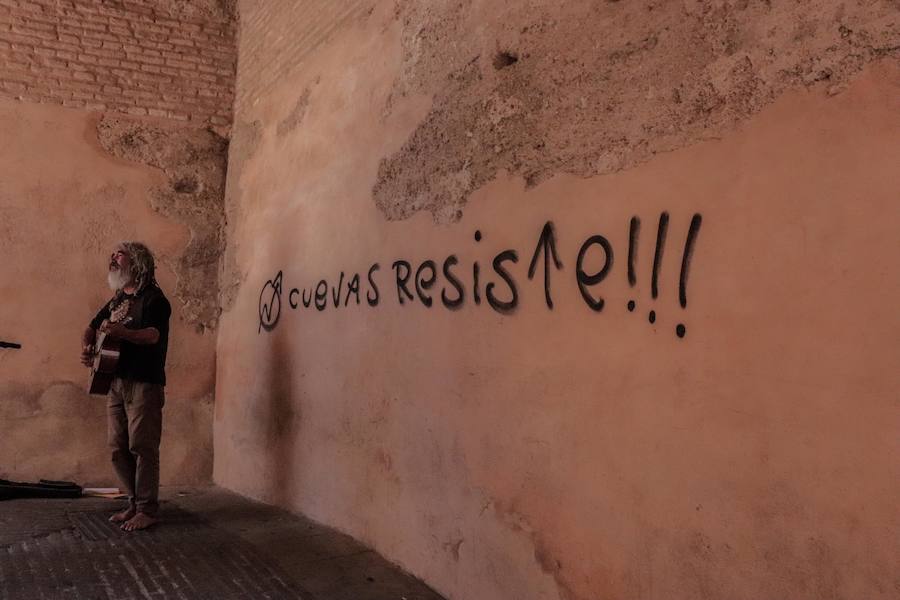 Los muros de los preciados Bienes de Interés Cultural (BIC) de la ciudad han adquirido un discurso panfletario. La tinta negra invade ahora los puntos más característicos del barrio, que cumple sus bodas de plata como Patrimonio Mundial. Ni las cámaras del arco de las pesas han conseguido disuadir con el autor que se ha cebado con los tesoros más preciados de los albaicineros.