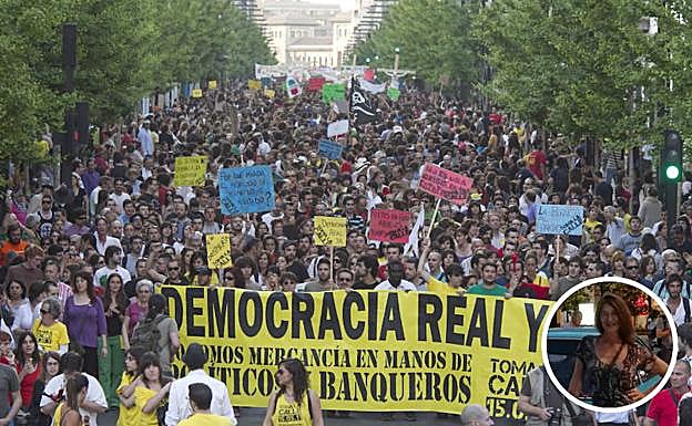 Mercedes Babío (bajo la pancarta grande de color azul) en la manifestación histórica del domingo 15 de mayo de 2011. En el círculo, en una imagen reciente. 