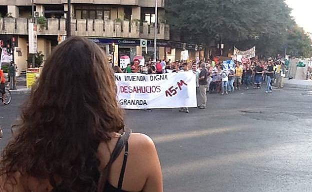 Noelia Vera (de espaldas) durante una de las manifestaciones celebradas al calor del 15M en Granada.
