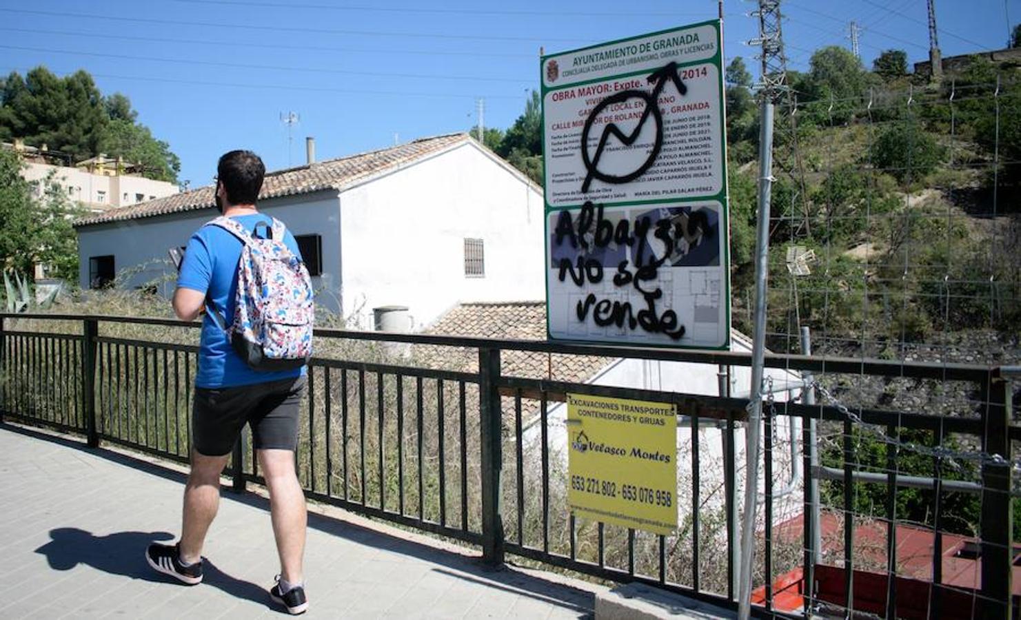 Los muros de los preciados Bienes de Interés Cultural (BIC) de la ciudad han adquirido un discurso panfletario. La tinta negra invade ahora los puntos más característicos del barrio, que cumple sus bodas de plata como Patrimonio Mundial. Ni las cámaras del arco de las pesas han conseguido disuadir con el autor que se ha cebado con los tesoros más preciados de los albaicineros.