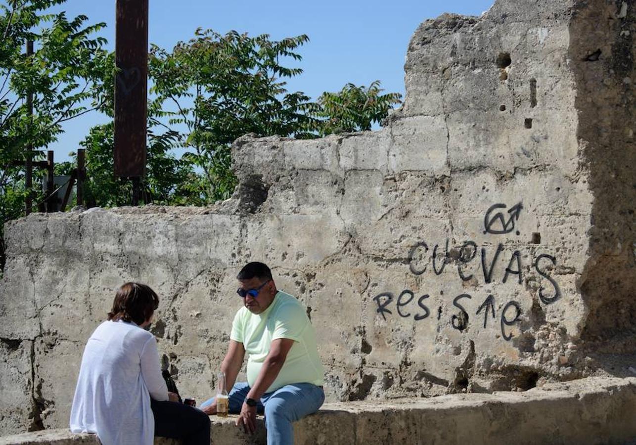 Los muros de los preciados Bienes de Interés Cultural (BIC) de la ciudad han adquirido un discurso panfletario. La tinta negra invade ahora los puntos más característicos del barrio, que cumple sus bodas de plata como Patrimonio Mundial. Ni las cámaras del arco de las pesas han conseguido disuadir con el autor que se ha cebado con los tesoros más preciados de los albaicineros.