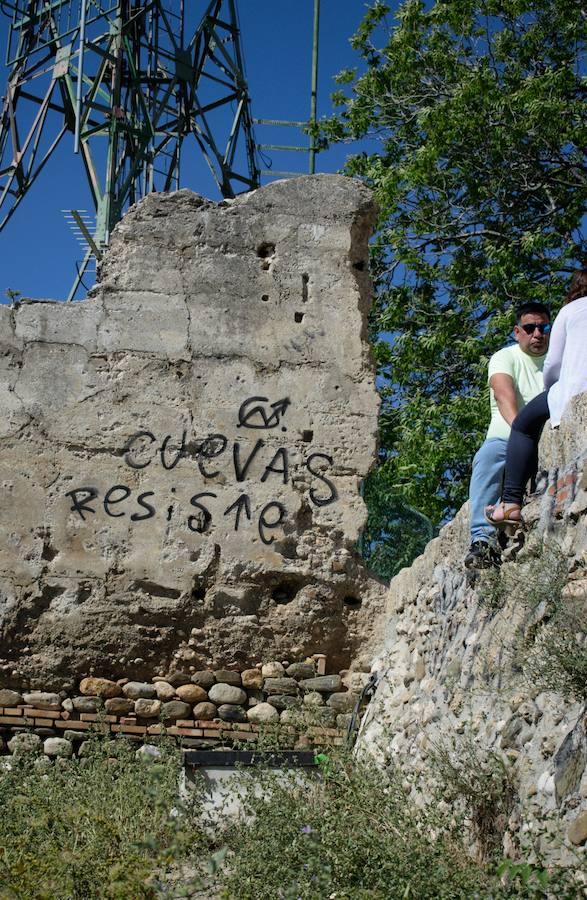 Los muros de los preciados Bienes de Interés Cultural (BIC) de la ciudad han adquirido un discurso panfletario. La tinta negra invade ahora los puntos más característicos del barrio, que cumple sus bodas de plata como Patrimonio Mundial. Ni las cámaras del arco de las pesas han conseguido disuadir con el autor que se ha cebado con los tesoros más preciados de los albaicineros.
