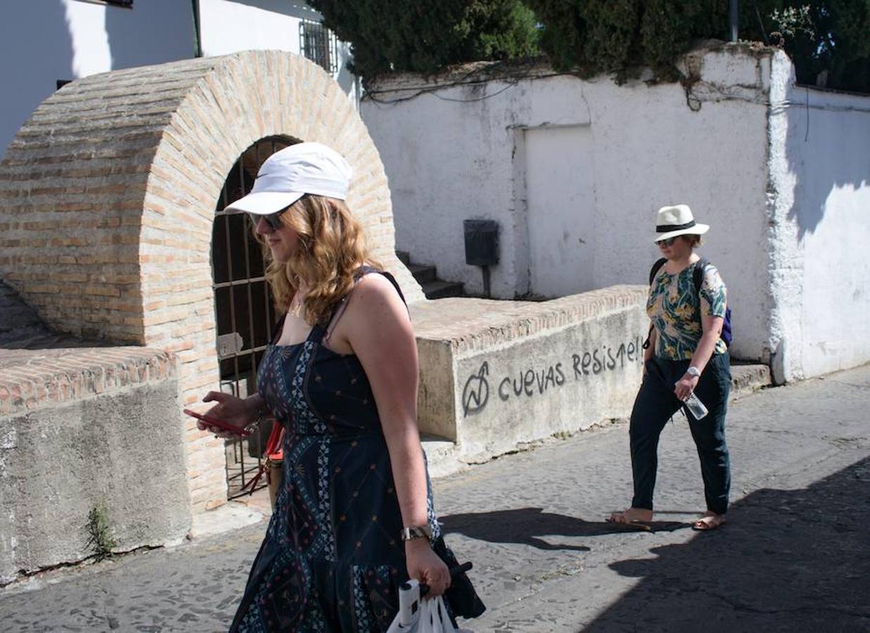 Los muros de los preciados Bienes de Interés Cultural (BIC) de la ciudad han adquirido un discurso panfletario. La tinta negra invade ahora los puntos más característicos del barrio, que cumple sus bodas de plata como Patrimonio Mundial. Ni las cámaras del arco de las pesas han conseguido disuadir con el autor que se ha cebado con los tesoros más preciados de los albaicineros.