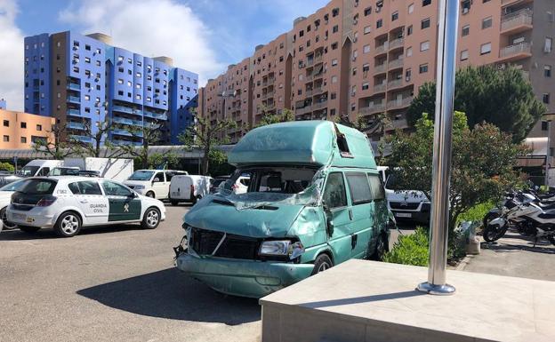 Imagen de la furgoneta accidentada donde viajaban los tres heridos y el millón de euros