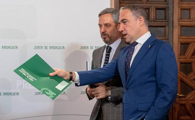 El consejero andaluz de Presidencia, Elías Bendodo, y el de Hacienda, Juan Bravo, llegan a la rueda de prensa sobre presupuestos