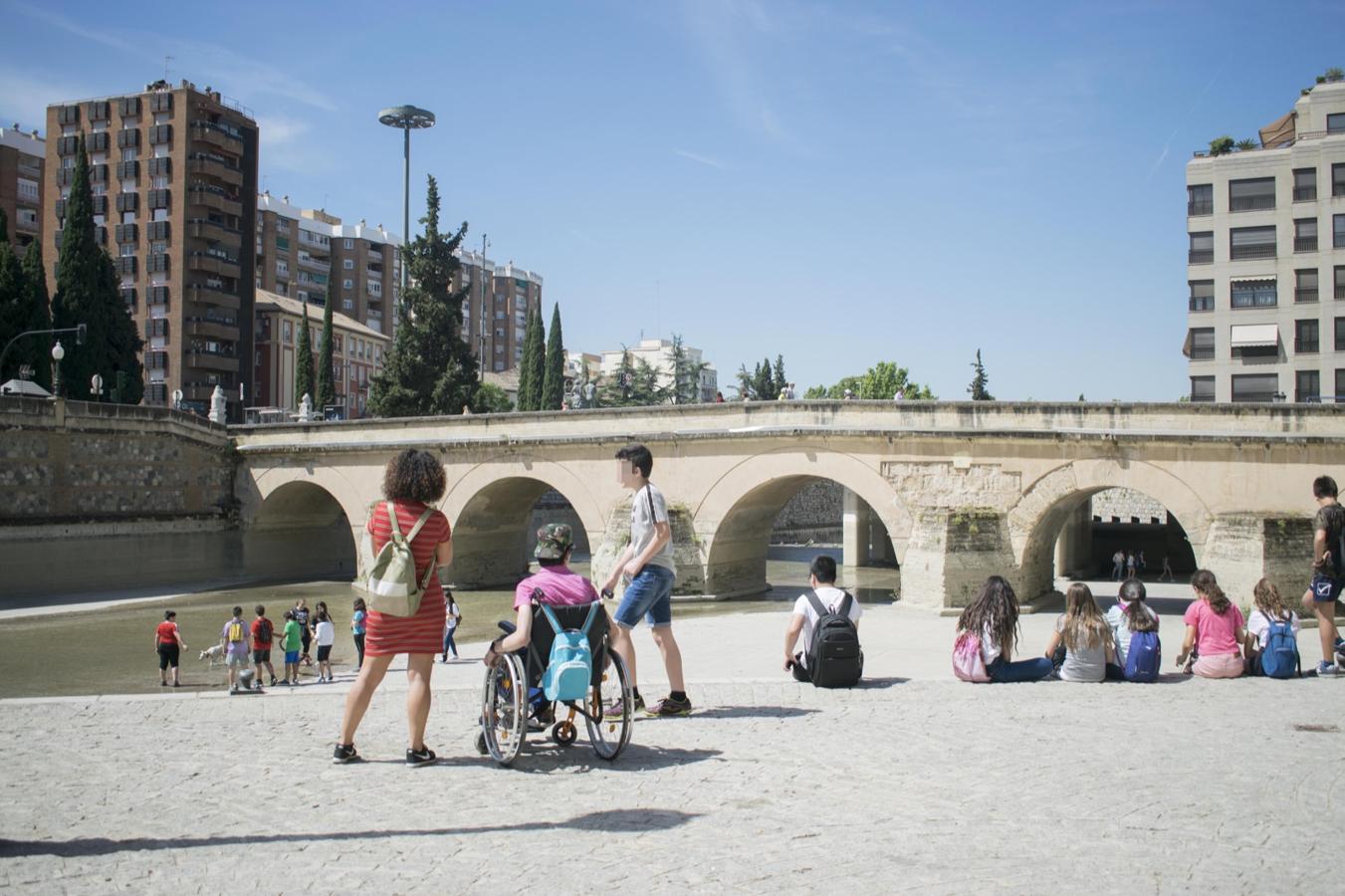El rio Genil se llena de personas con la llegada del buen tiempo.