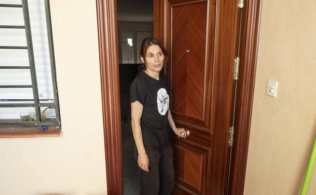 Ioana recibe a IDEAL en la puerta de su casa, que ya ha sido rehabilitada.
