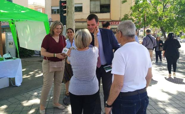 Una vecina de la Chana saluda al candidato de Vox a la alcaldía de Granada, Onofre Miralles.
