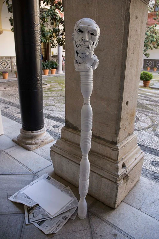 El patio del Ayuntamiento acoge hasta el 7 de junio la exposición 'Re-crea', una colección de obras de arte realizadas por los alumnos de la Escuela de Arte de Granada con materiales reciclados. Aquí puede ver todas las piezas con referencia de título y autor.