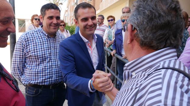 Fernández-Pacheco saluda a un vecino en la compañía del candidato Juanjo Alonso.