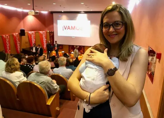Maribel Leyva ha estado en el acto de campaña con su bebé y el resto de su familia.