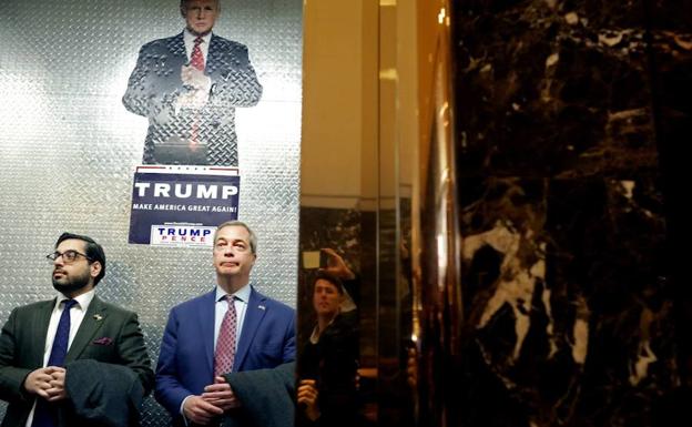 Nigel Farage montado en el ascensor de la Torre Trump en Nueva York.