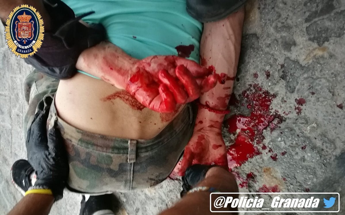 El agresor, que ha huido del lugar de los hechos, se ha cortado las venas antes de ser detenido. La mujer apuñalada ha sido trasladada al hospital.